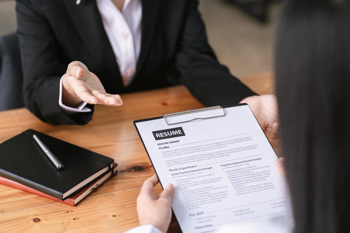 la mujer envía un currículum al empleador para revisar la solicitud de empleo. el concepto presenta la capacidad de la empresa de estar de acuerdo con el puesto de trabajo. foto