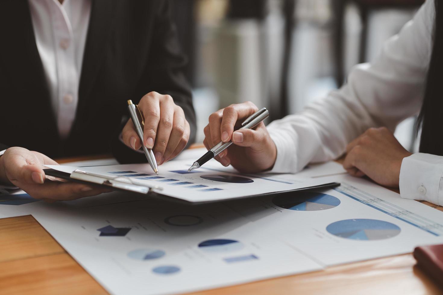 reunión de empresarios y trabajo con informe financiero, hablando de plan de negocios para inversión, concepto de análisis financiero foto