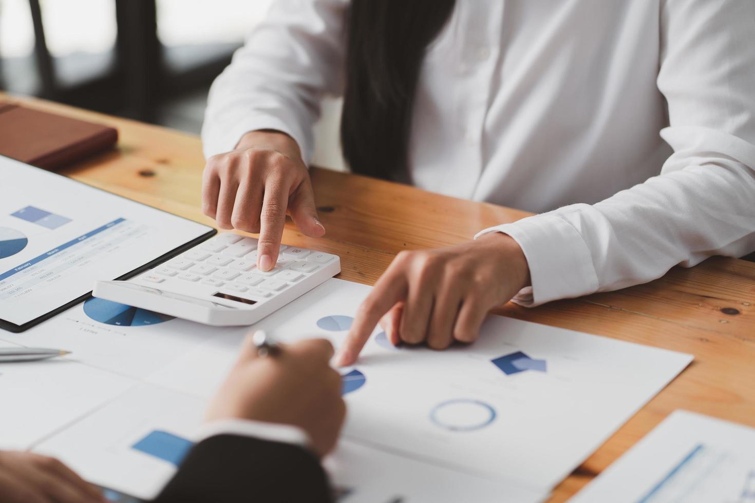 reunión de empresarios y trabajo con informe financiero, hablando de plan de negocios para inversión, concepto de análisis financiero foto