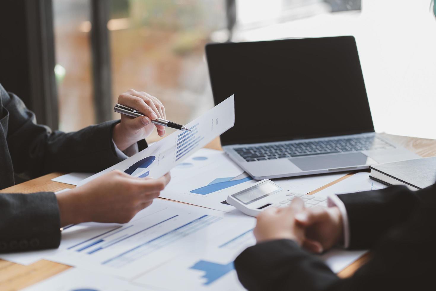 reunión de asesores comerciales para analizar y discutir la situación del informe financiero en la sala de reuniones.consultor de inversiones,consultor financiero,asesor financiero y concepto contable foto