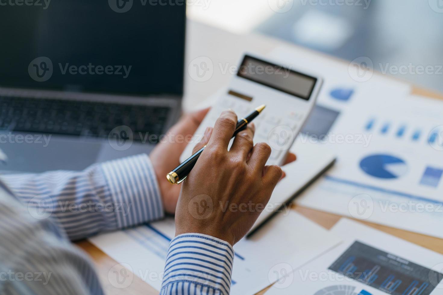 hombre de negocios que trabaja con informe financiero, hablando de plan de negocios para inversión, concepto de análisis financiero. foto