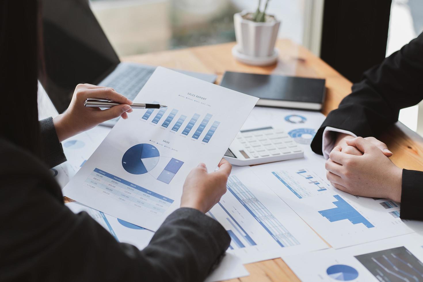 reunión de asesores comerciales para analizar y discutir la situación del informe financiero en la sala de reuniones.consultor de inversiones,consultor financiero,asesor financiero y concepto contable foto