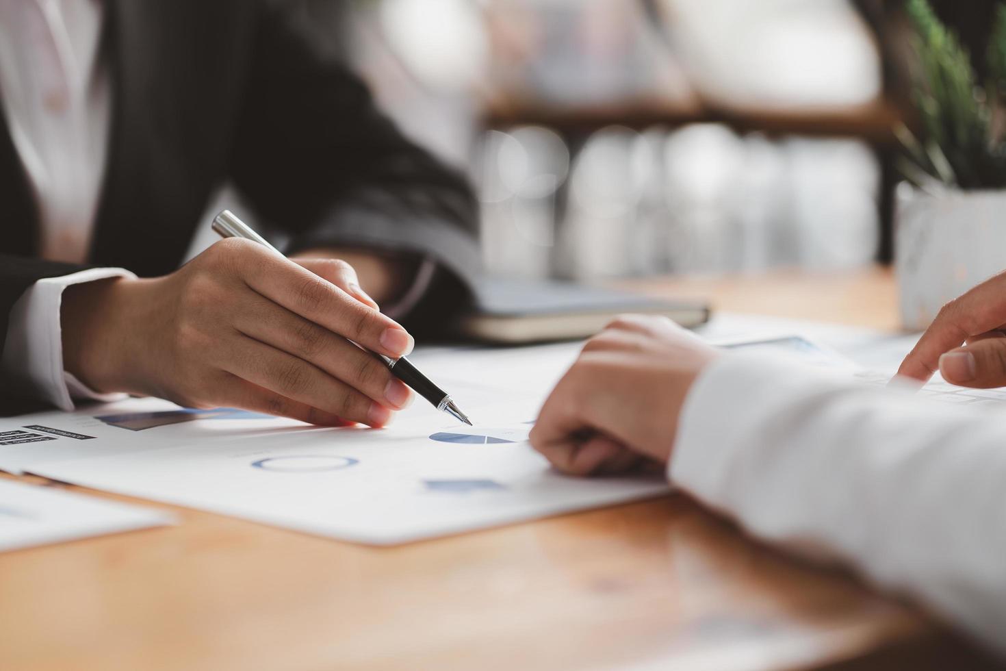 reunión de empresarios y trabajo con informe financiero, hablando de plan de negocios para inversión, concepto de análisis financiero foto