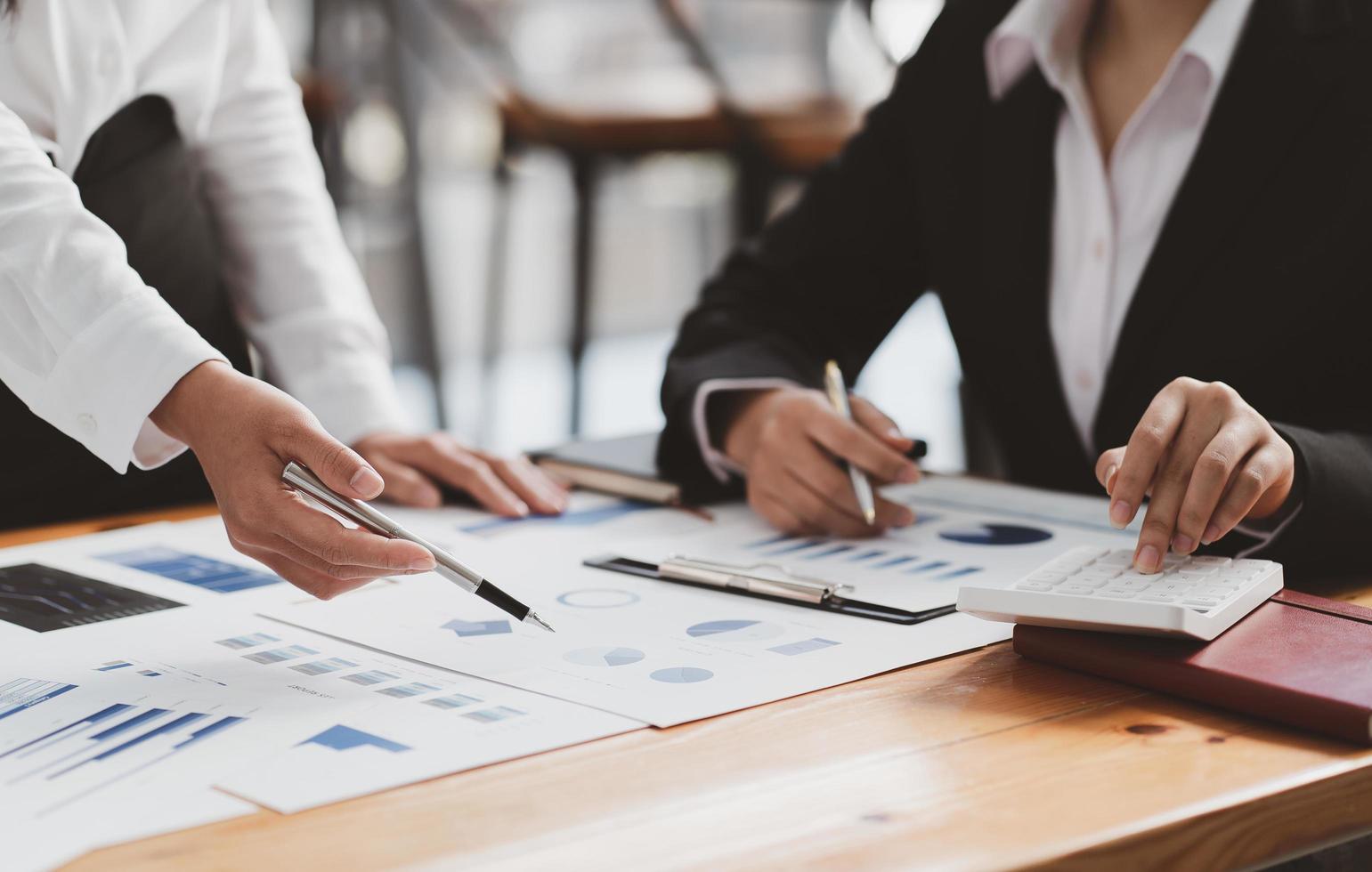 reunión de empresarios y trabajo con informe financiero, hablando de plan de negocios para inversión, concepto de análisis financiero foto