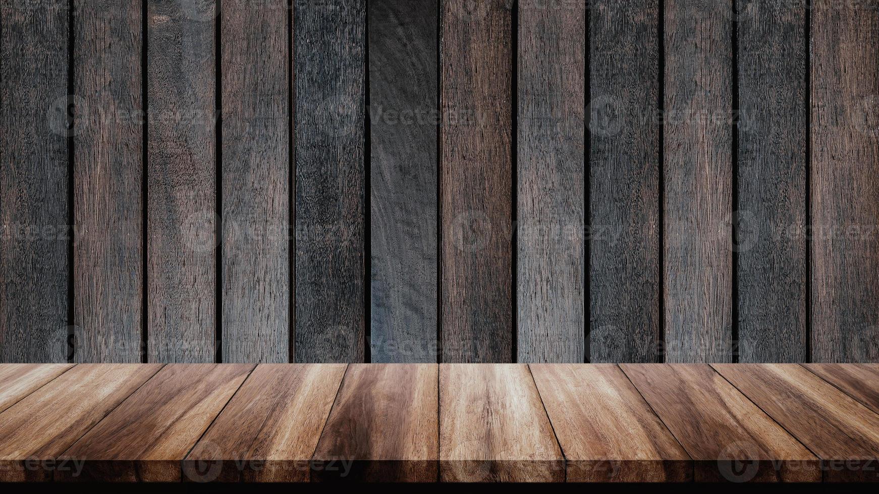 mesa de madera vacía con fondo de pared de madera antigua. foto