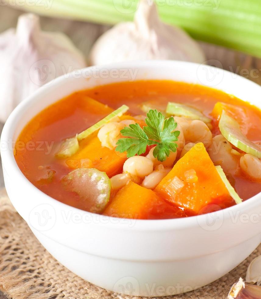 sopa de tomate con calabaza, frijoles y apio foto