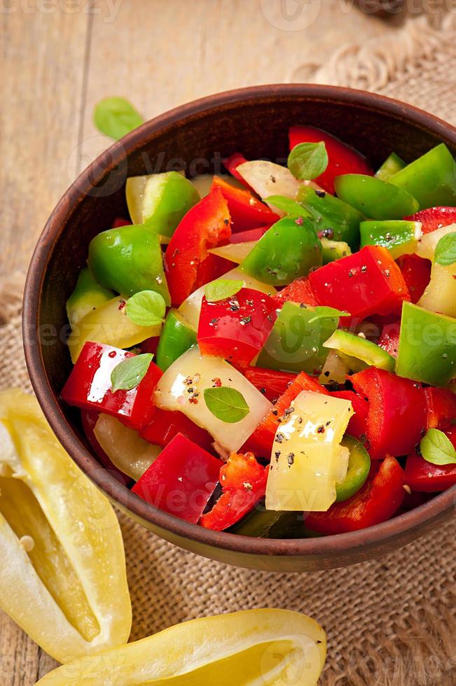 ensalada de pimientos dulces de colores con aceite de oliva foto