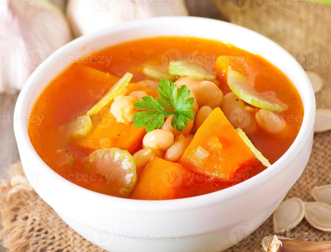 sopa de tomate con calabaza, frijoles y apio foto