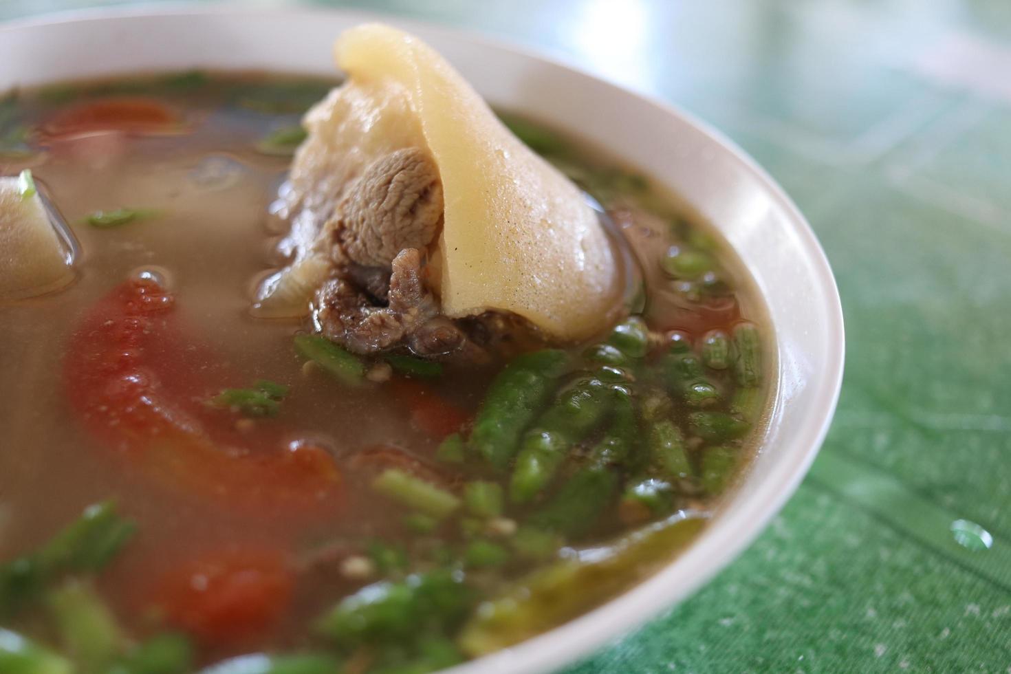 sopa de rabo de buey en un tazón. foto