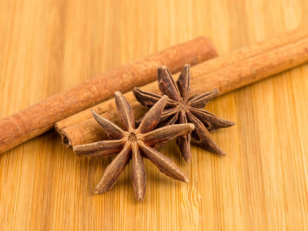 estrellas de anís y canela en tablero de madera foto