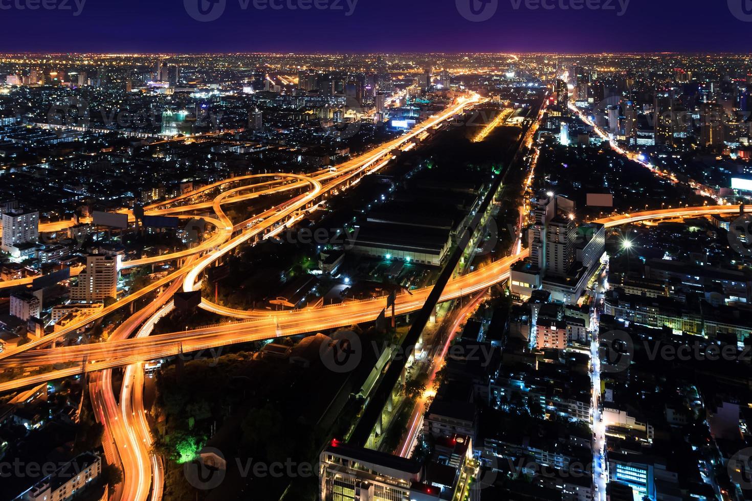 autopista en el centro de la noche bangkok, tailandia foto