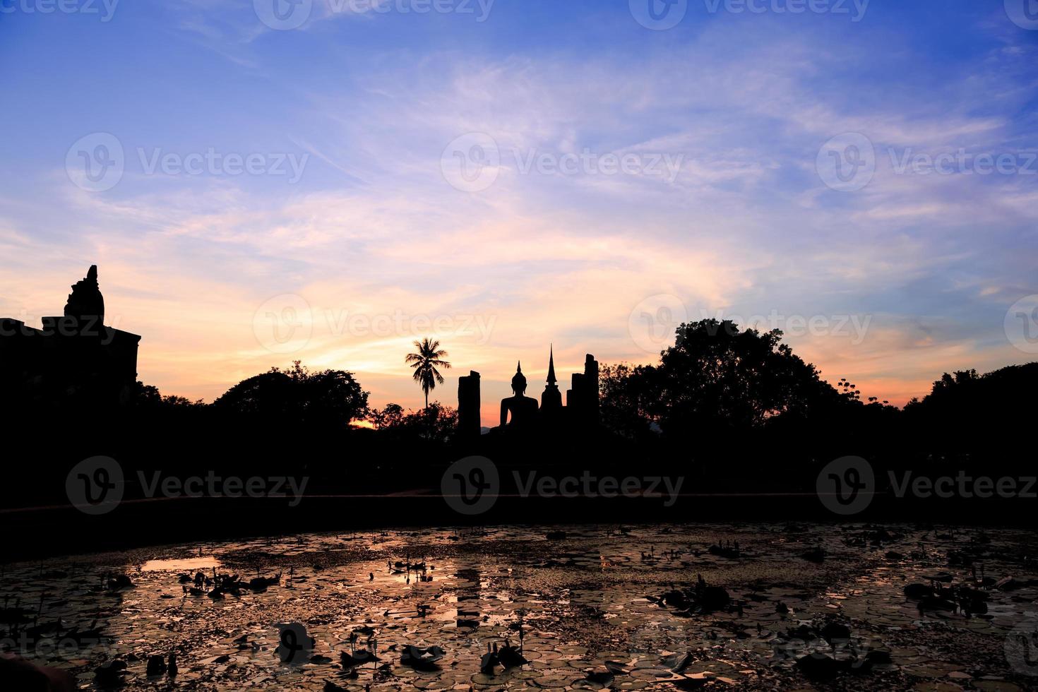 capilla principal en wat maha que al atardecer, parque histórico de shukhothai, tailandia foto