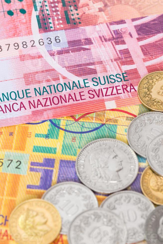 primer plano de billetes y monedas de francos suizos dinero suiza foto