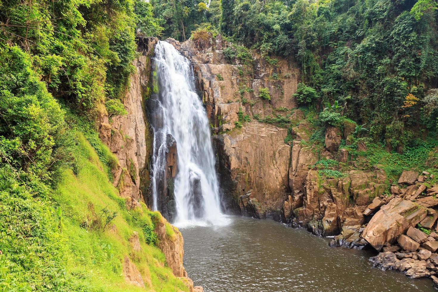 cascada haew narok, parque nacional khao yai, tailandia foto