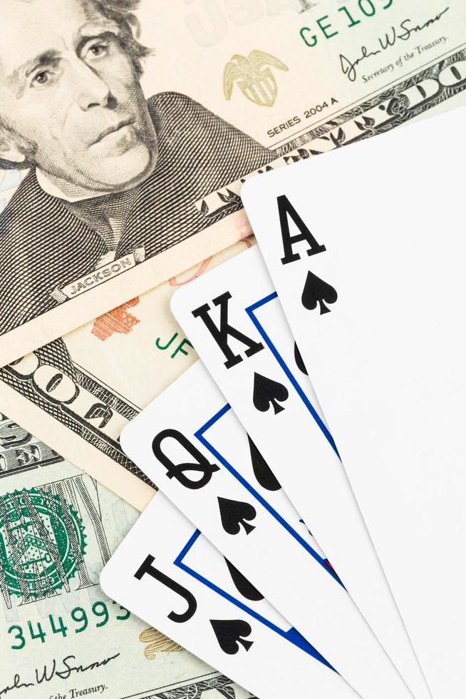 Escalera real de póquer jugando a las cartas en billetes de dólar foto