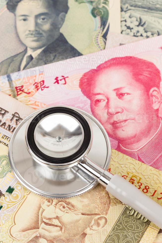 estetoscopio en el cheque de salud financiera del concepto de billete de banco asiático foto