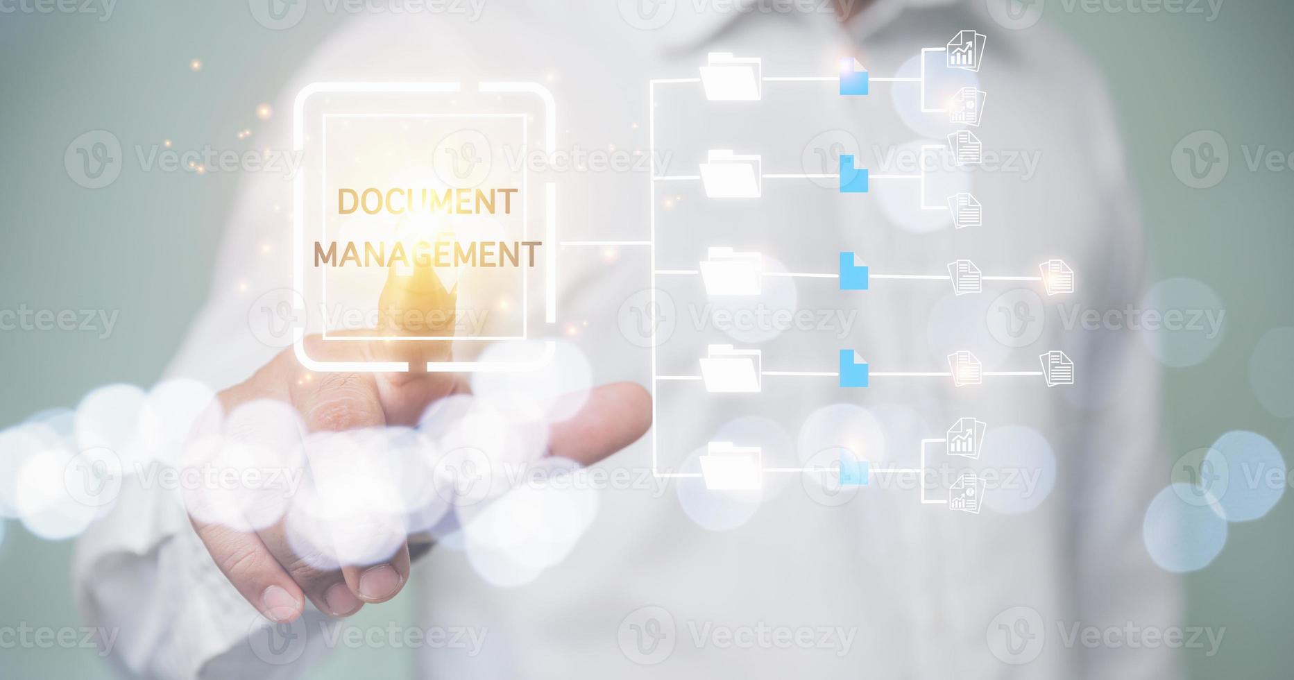 empresario tocando el icono del documento. sistema de gestión de documentos, base de datos virtual en línea. foto