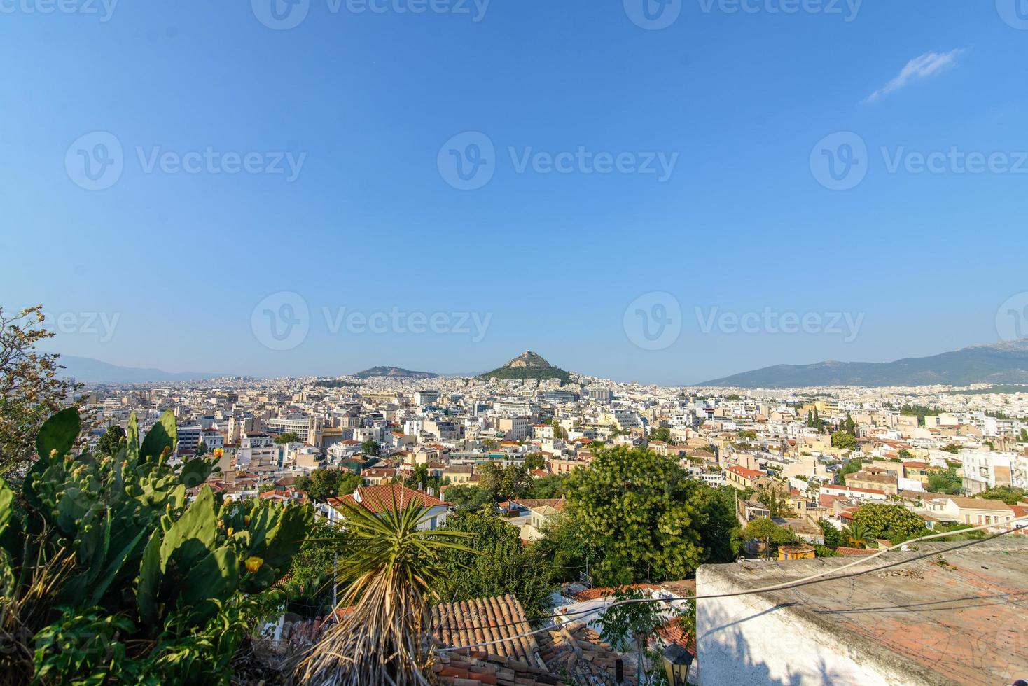 panorama de la ciudad en la colina de lycabettus foto