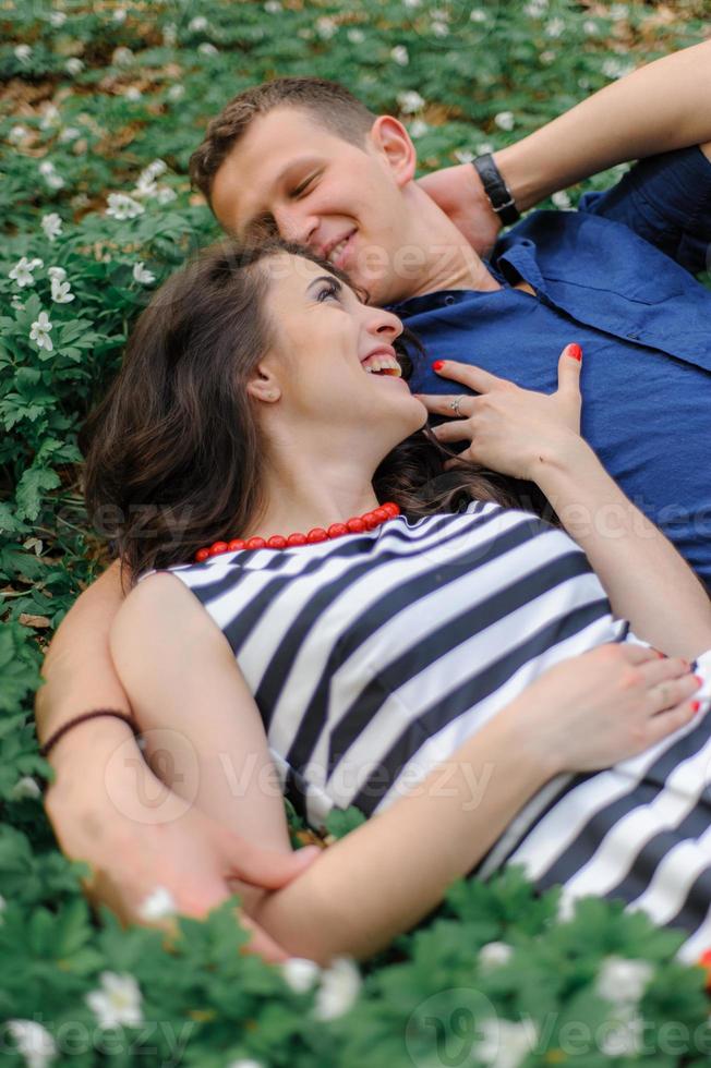 joven pareja hermosa enamorada en el bosque. una pareja se abraza cerca de un barranco entre los árboles. espacio libre. foto