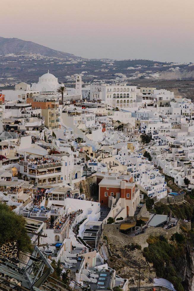 la arquitectura de la ciudad de thira en la isla de santorini en grecia. 15.07.2019 foto