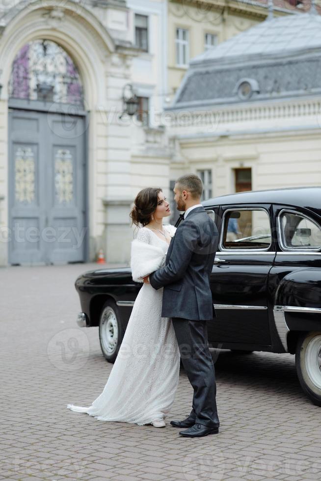 el novio con un traje gris y la novia con un vestido gris se miran, retrato cerrado foto