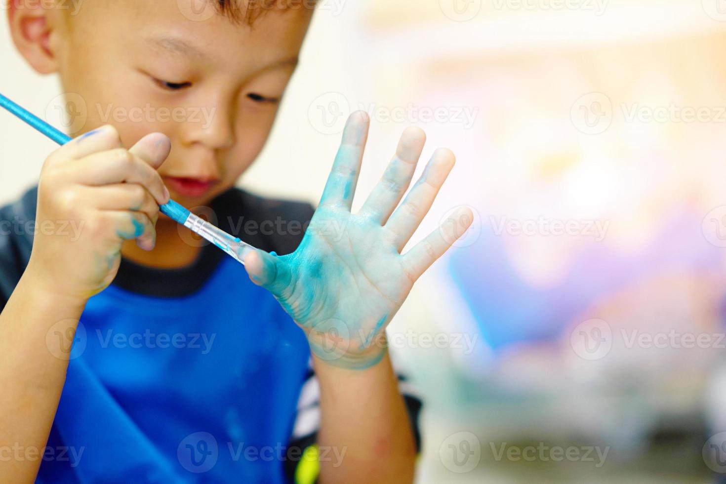 color de niño en la mano foto