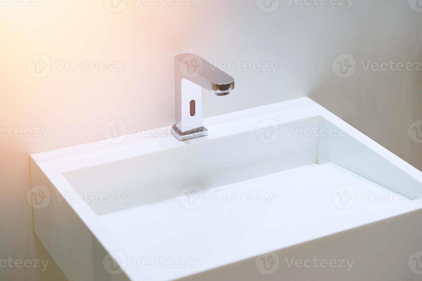 fregadero limpio con grifo de agua para lavarse las manos o las cosas foto