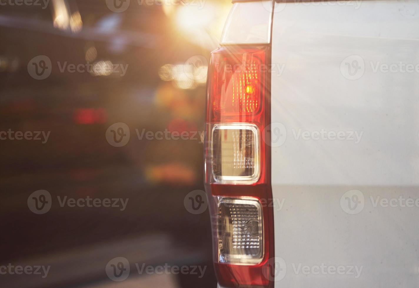 luz trasera del mini camión que enciende la luz usando para señalizar otro automóvil en tránsito foto