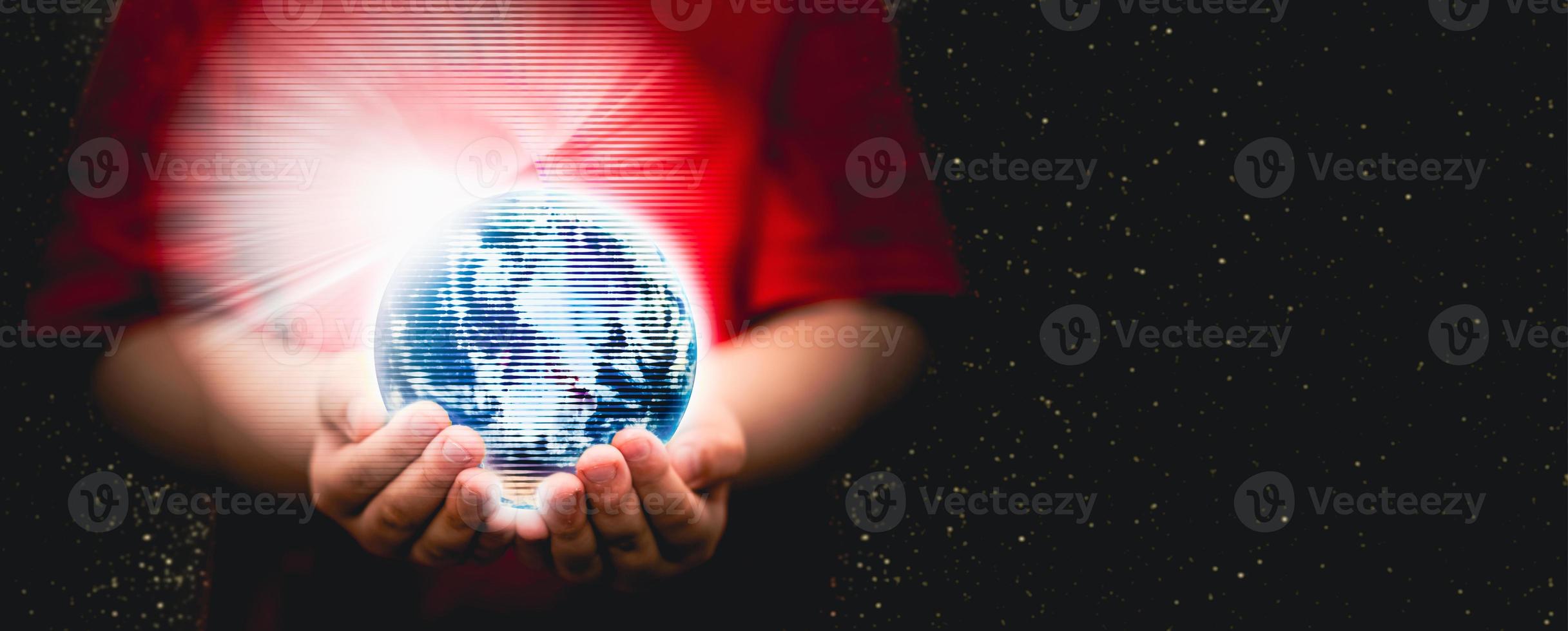 niño sostenga el globo del holograma foto