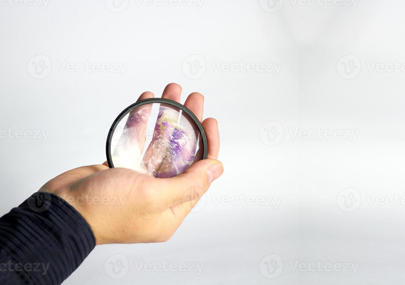 la mano sostiene el filtro de la cámara de la lente del protector transparente o uv sobre fondo blanco foto