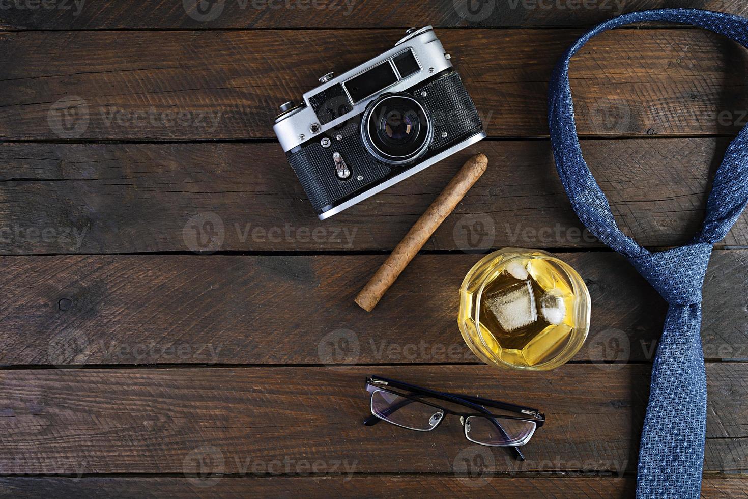 feliz Día del Padre. concepto vintage con vista de whisky y cigarro foto