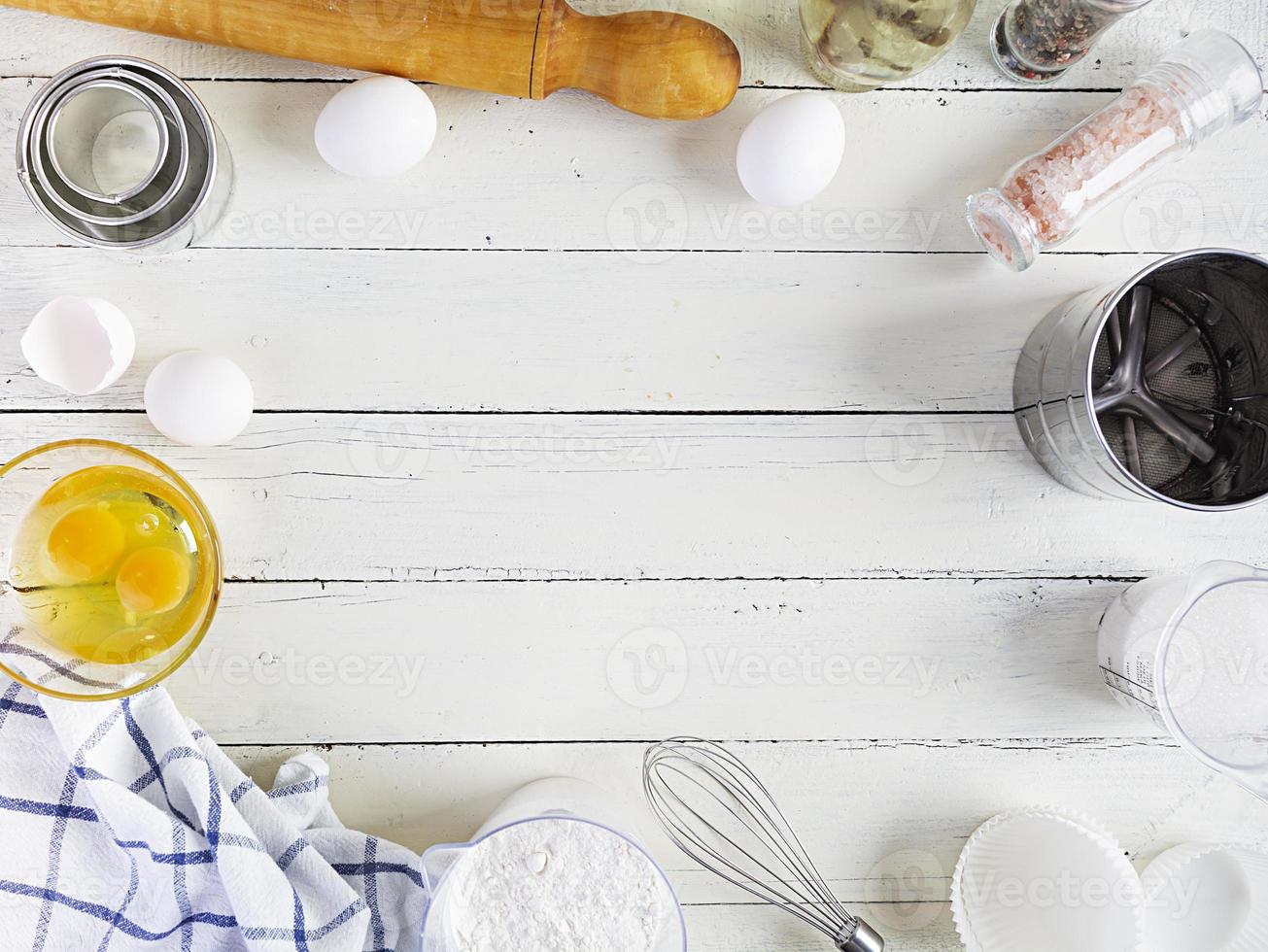 harina con accesorios de cocina para hacer masa. masa para hornear. foto