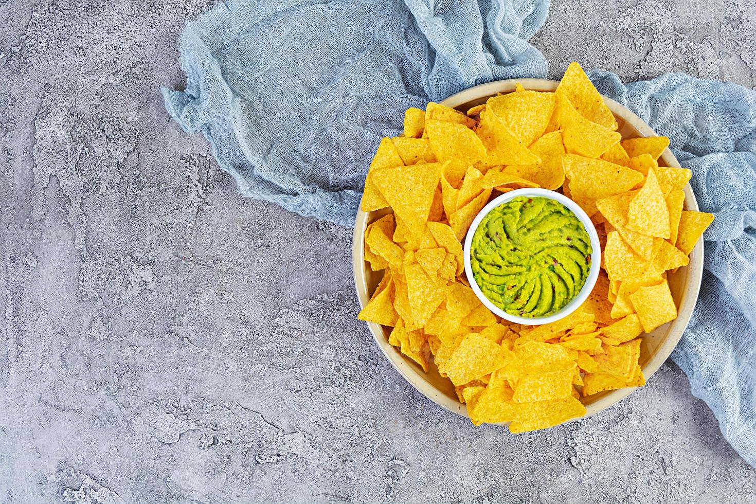 nachos mexicanos con queso. chips de maíz con guacamole, salsa y ketchup de tomate. foto