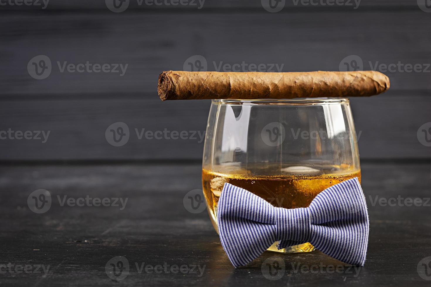 feliz Día del Padre. concepto vintage con vista de whisky y cigarro foto