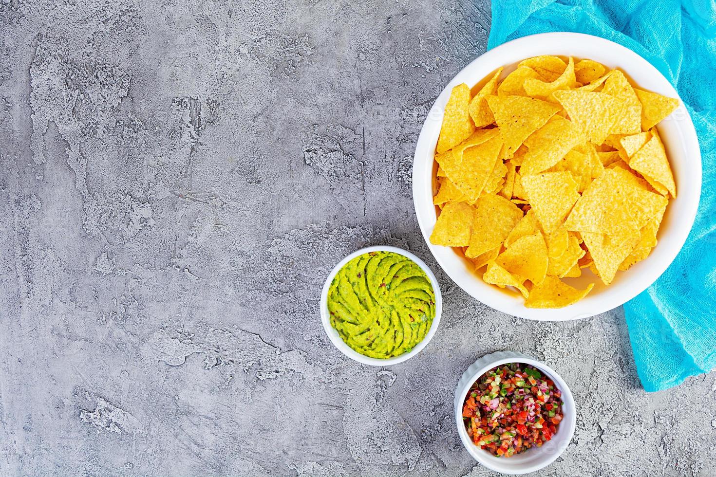 nachos mexicanos con queso. chips de maíz con guacamole, salsa y ketchup de tomate. foto