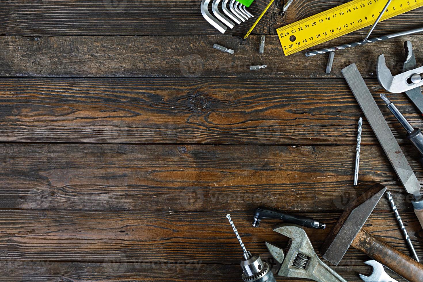 conjunto de herramientas de trabajo sobre fondo rústico de madera. vista superior. copie el espacio foto