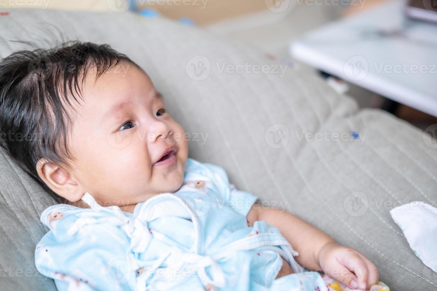 bebé recién nacido asiático niño contacto visual con mamá ternura de los niños con familia feliz en un colchón suave metáfora viviendo la vida estilo de vida saludable lindo de niño productos para bebés productos de salud para la madre y el bebé foto