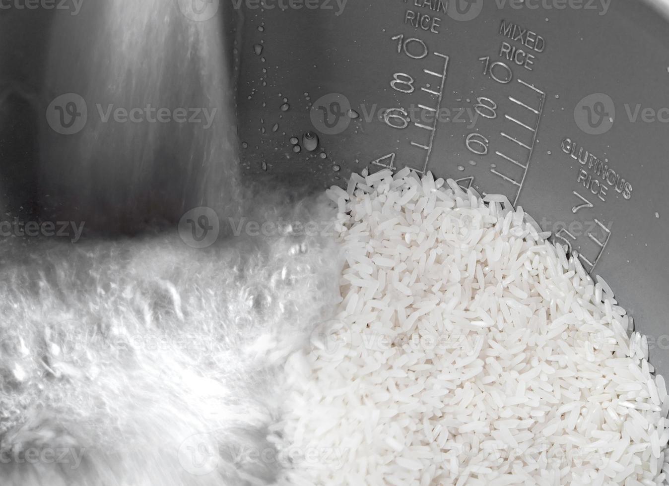 arroz preparado para cocinar en una olla arrocera eléctrica foto
