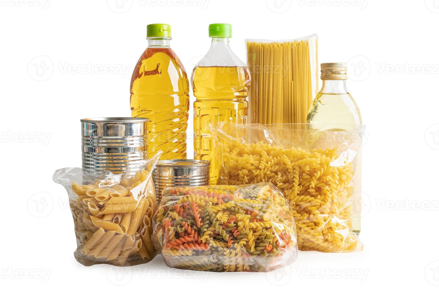 alimentos para donación, almacenamiento y entrega. varios alimentos, pasta, aceite de cocina y alimentos enlatados en caja de cartón. foto