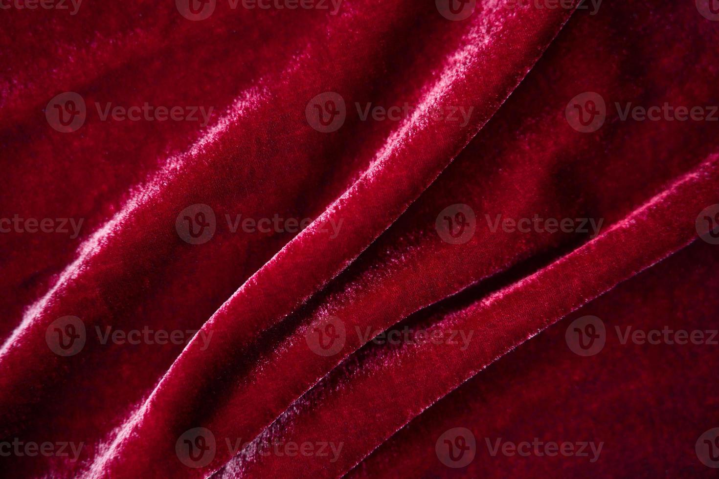textura drapeada de terciopelo rojo foto