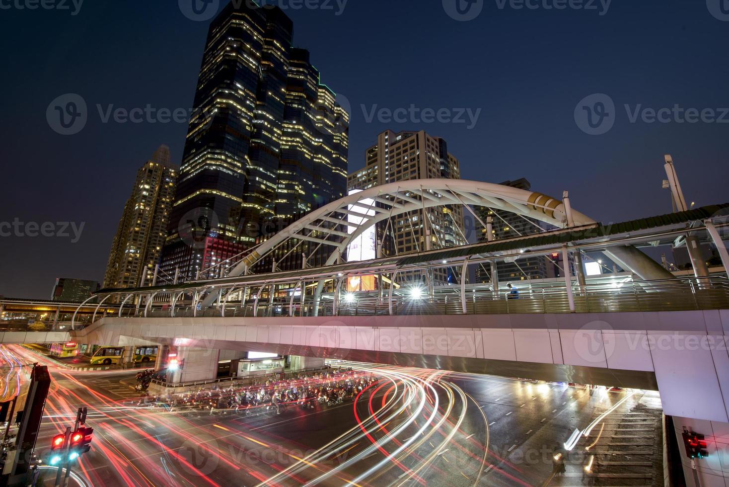 velocidad de obturación de exposición prolongada del automóvil que se mueve en la carretera foto