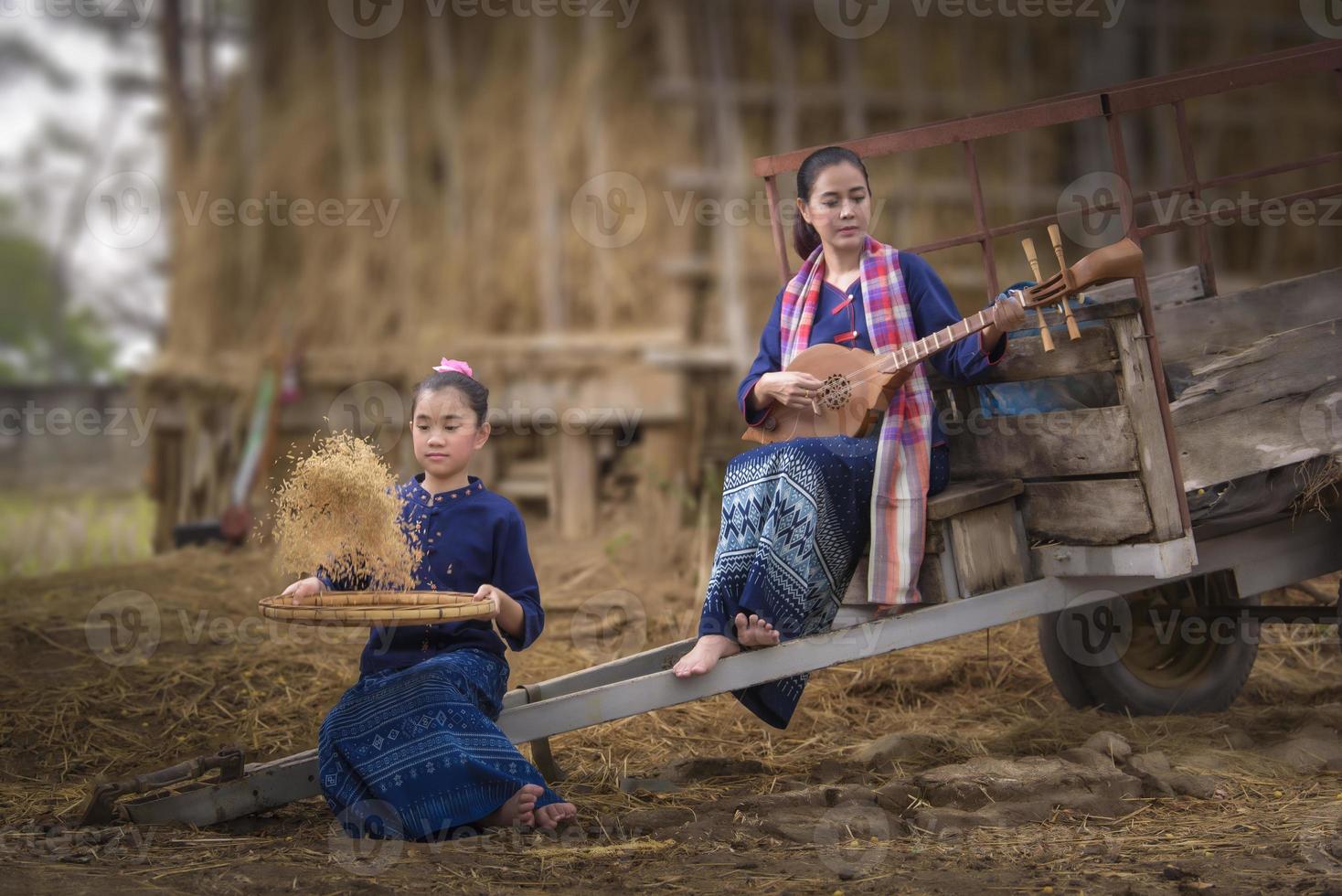 mujer tailandesa en el campo de arroz y la cabaña foto