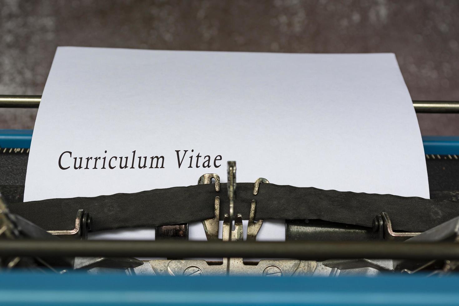 currículum vitae texto escrito en una vieja máquina de escribir clásica. concepto de búsqueda de empleo. foto