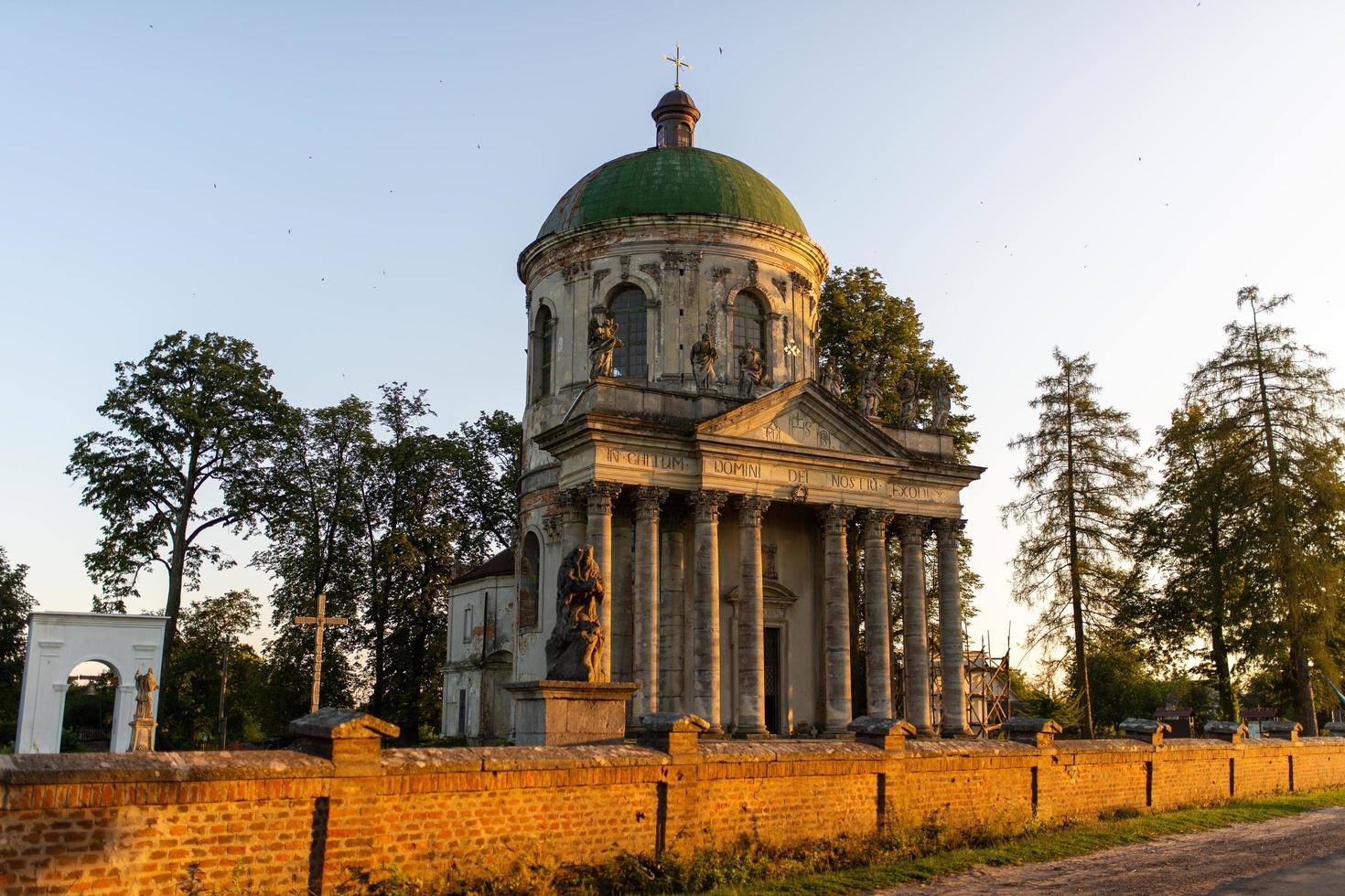 iglesia católica romana de san josé. detalles de edificios historicos antiguos esculturas de madera de piedra adornos magnificos lamparas detalles de farolas. pueblo de pidhirtsi, óblast de lviv, ucrania 30 de marzo de 2020 foto