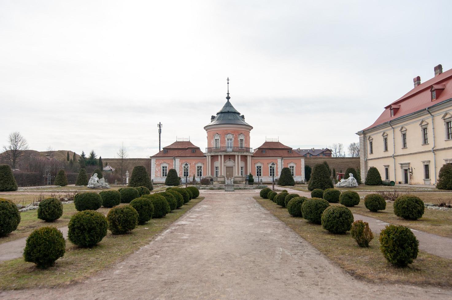 castillo polaco, en el territorio de la Ucrania moderna foto