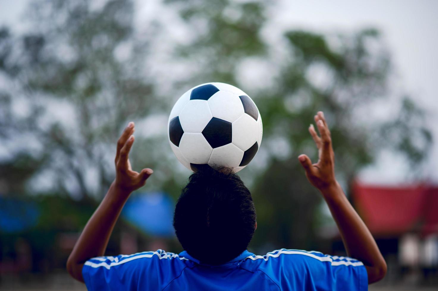 la imagen recortada de deportistas que atrapan la pelota y el campo de fútbol. concepto de imagen deportiva. foto