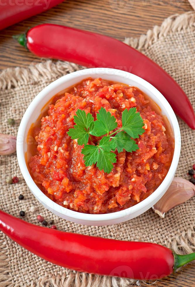 pimiento rojo picante e ingredientes para salsa y salsa foto