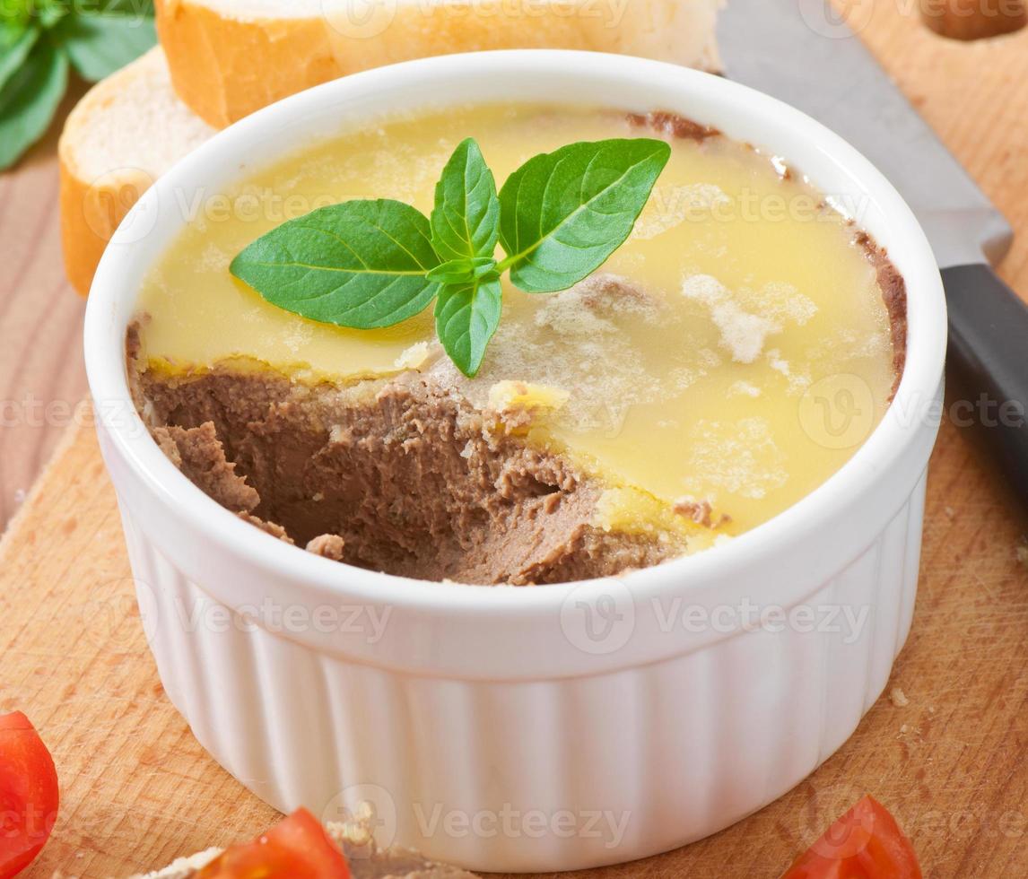 paté de hígado de pollo casero, albahaca y rebanadas de pan blanco foto