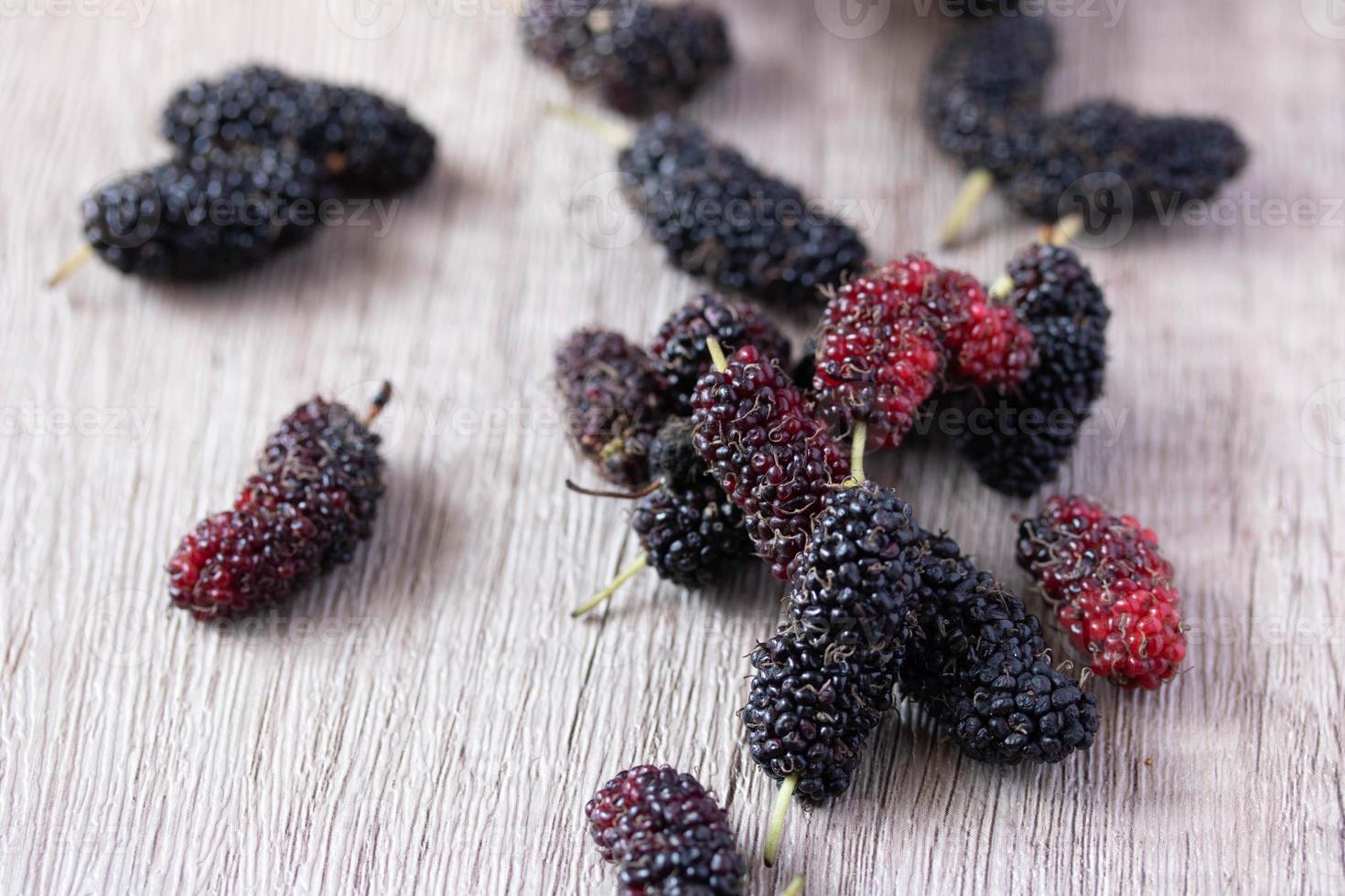 moras frescas sobre fondo de madera foto