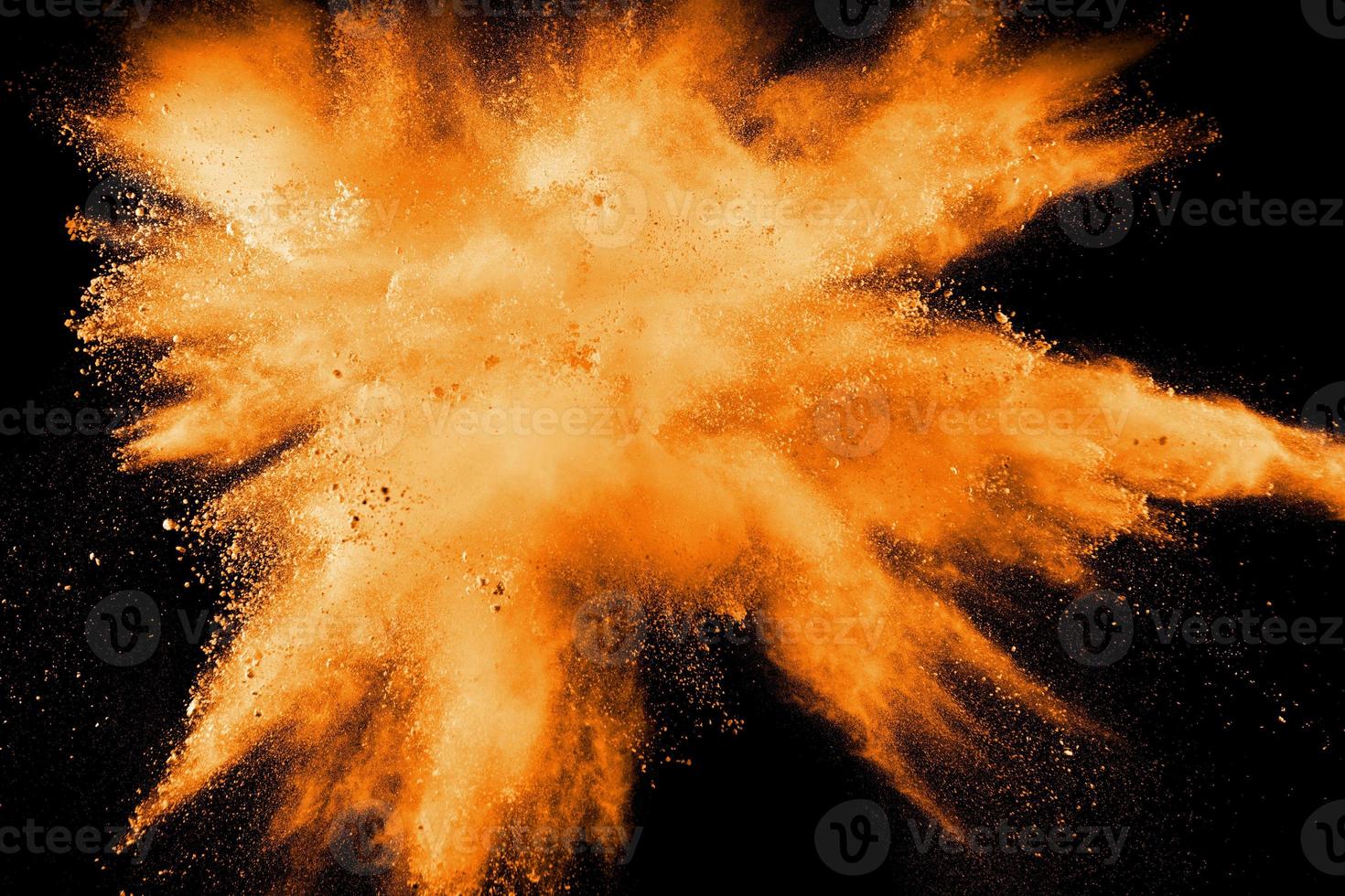 explosión abstracta de polvo naranja sobre fondo blanco. congelar el movimiento de salpicaduras de polvo naranja. foto